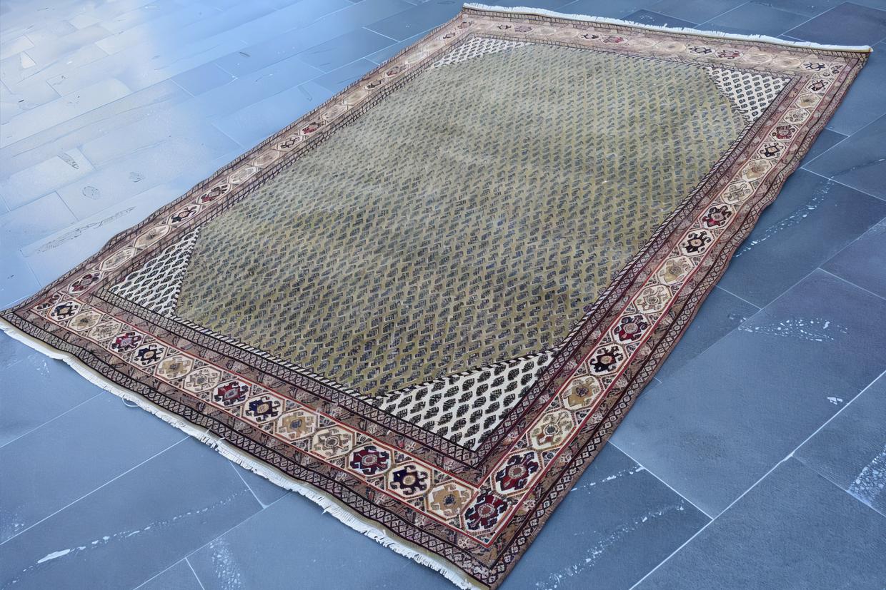 Karpet rumah selepas dicuci, warna dan corak kembali jelas
