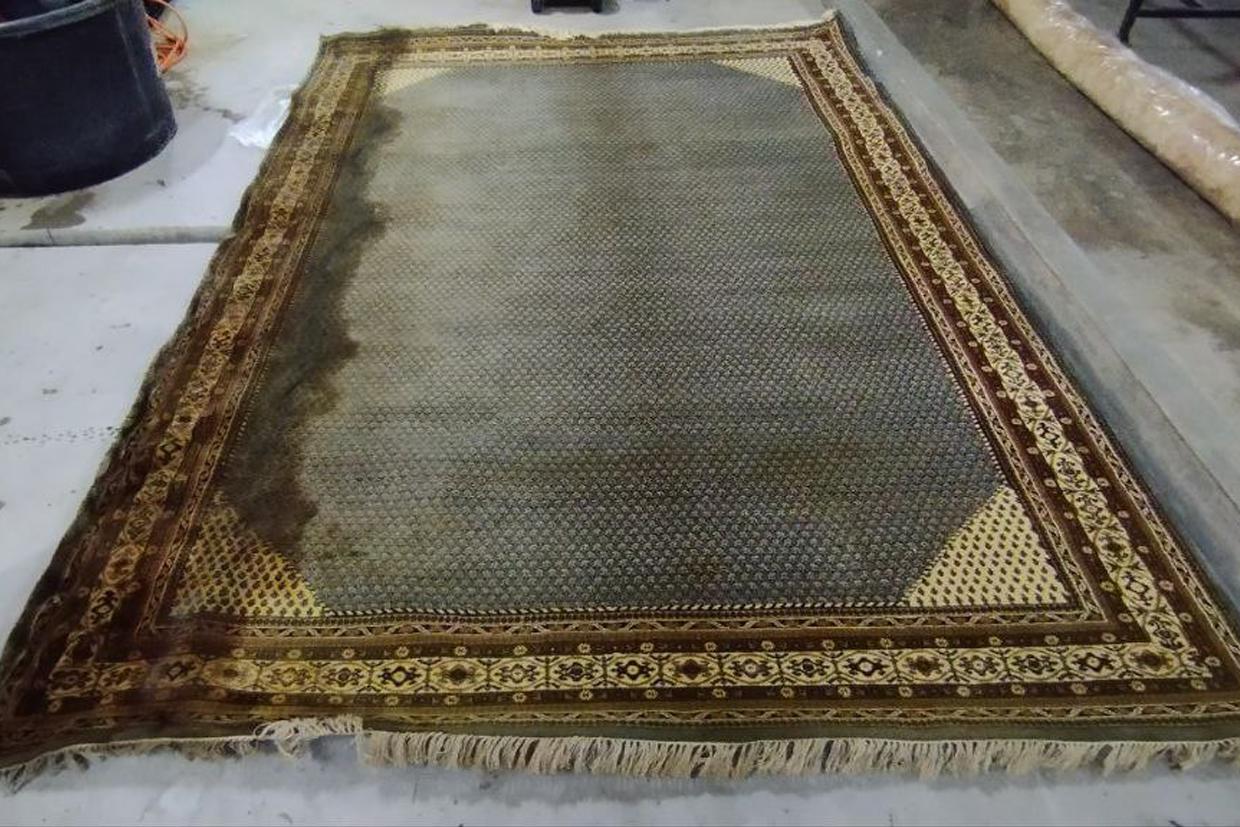 Karpet rumah sebelum dicuci, nampak kusam dan berhabuk