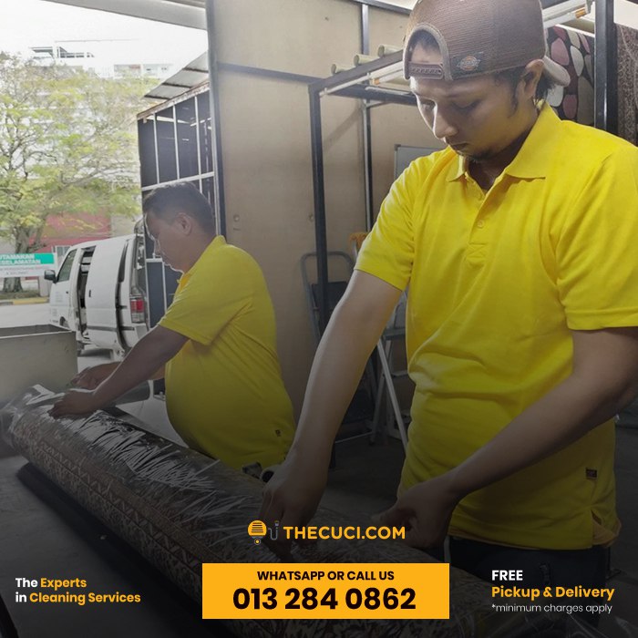 Karpet rumah digulung dan dibungkus selepas pemeriksaan