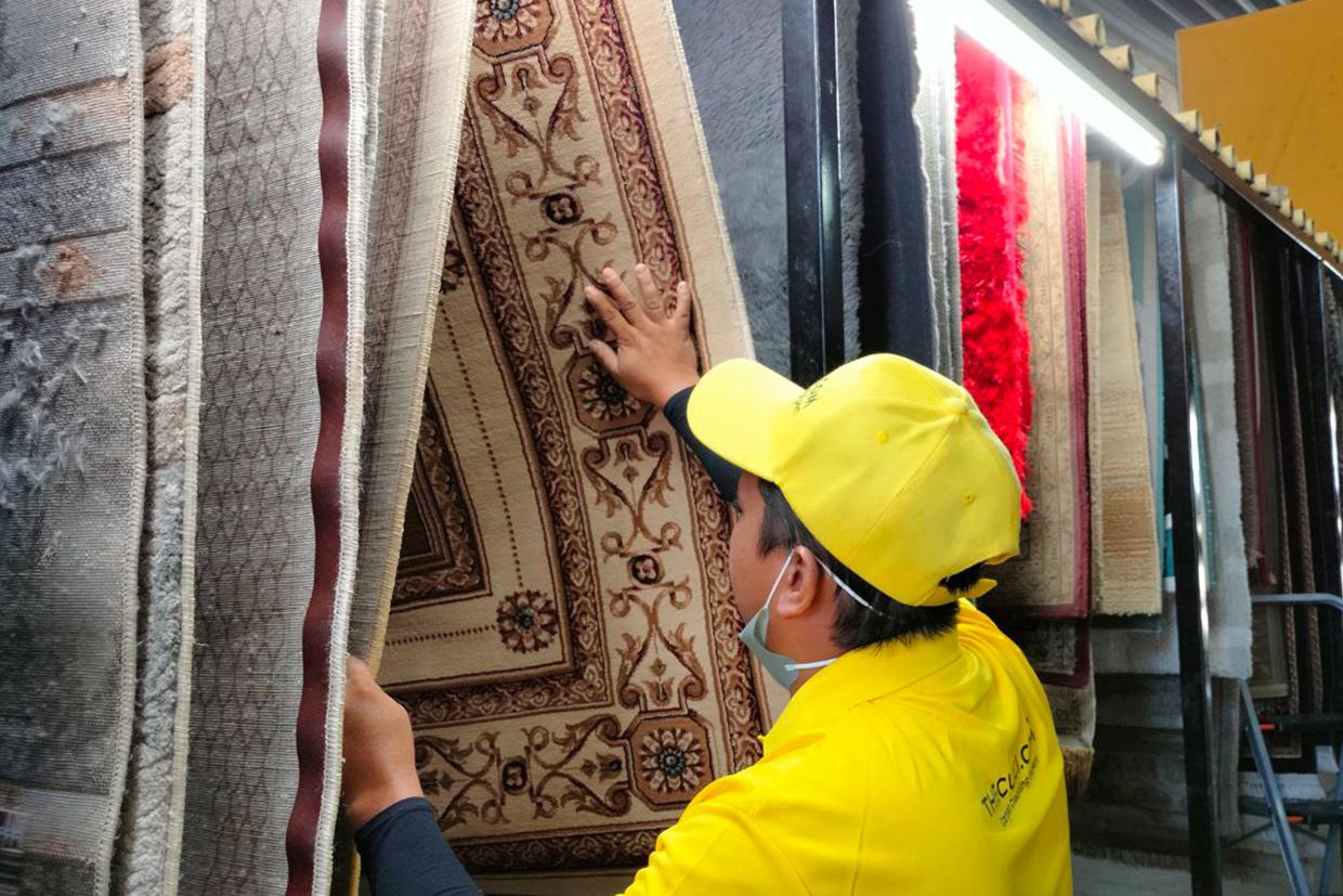 Pemeriksaan karpet rumah di kemudahan cucian